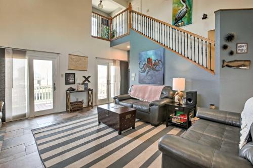 Lovely Freeport Family Home - Steps from the Shore - image 2