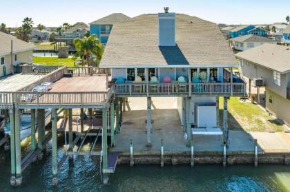 Waterfront Haven   Beautiful Bay Home with 2 Boat Slips Freeport Texas