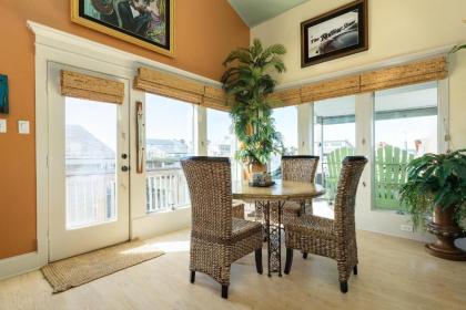 Waterfront Haven - Beautiful Bay Home with 2 Boat Slips! - image 8