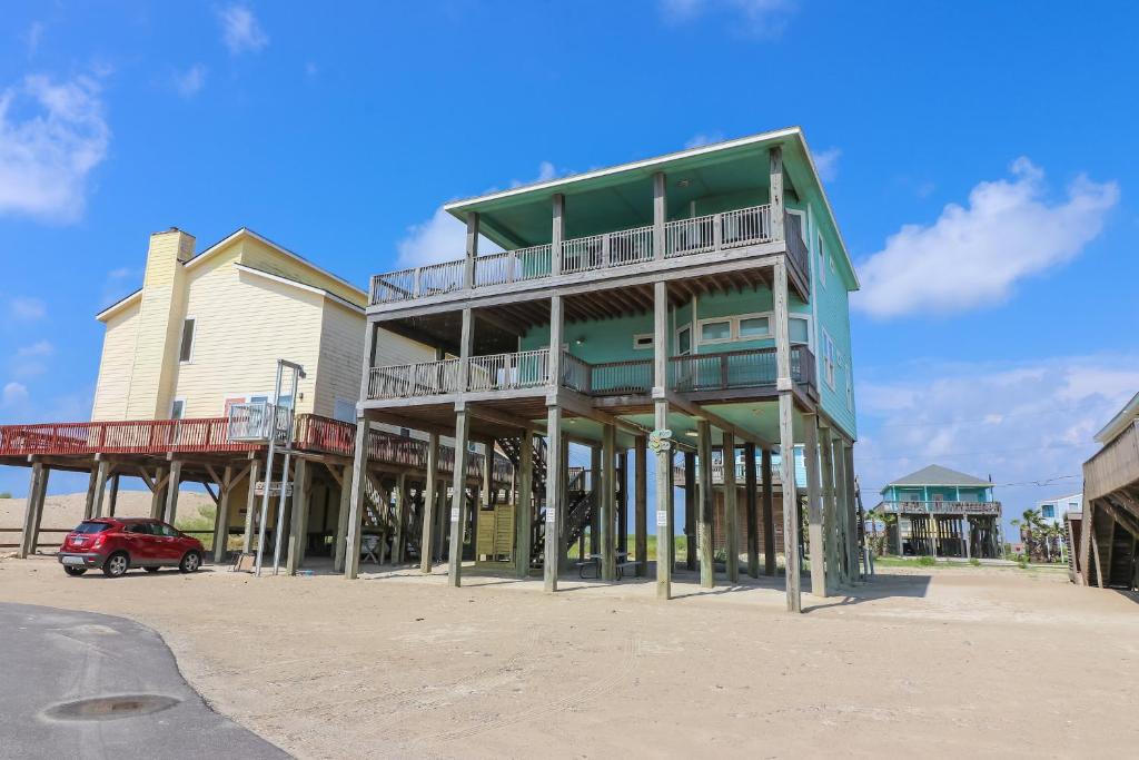 Awave From It All Treasure Island Beach Home with Breathtaking views from two decks - image 3