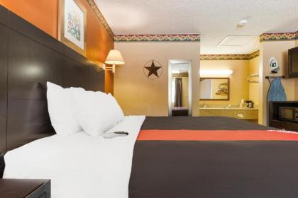 OYO Hotel Freer TX Hwy 59 - image 12