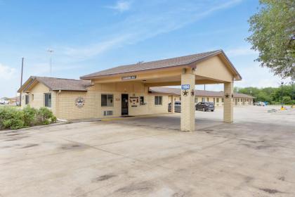 OYO Hotel Freer TX Hwy 59 - image 4