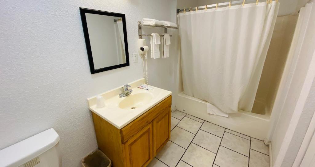 Budget Inn & Suites - image 7