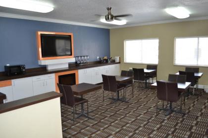 Countryside Inn & Suites - image 2