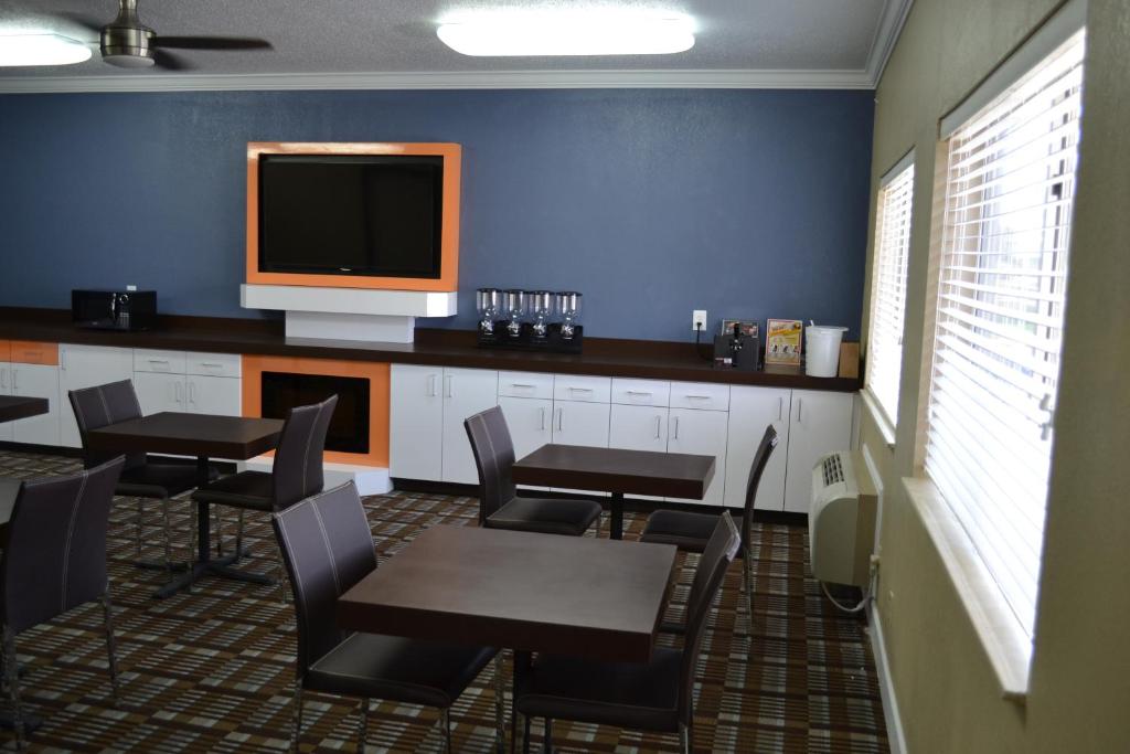 Countryside Inn & Suites - image 3