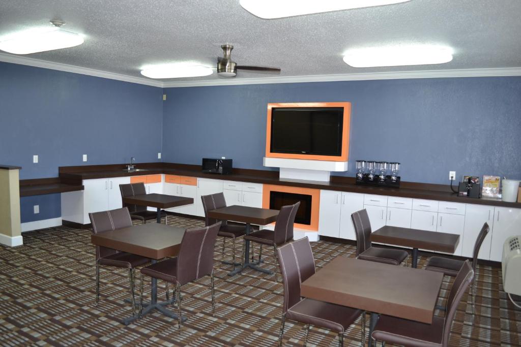 Countryside Inn & Suites - image 4