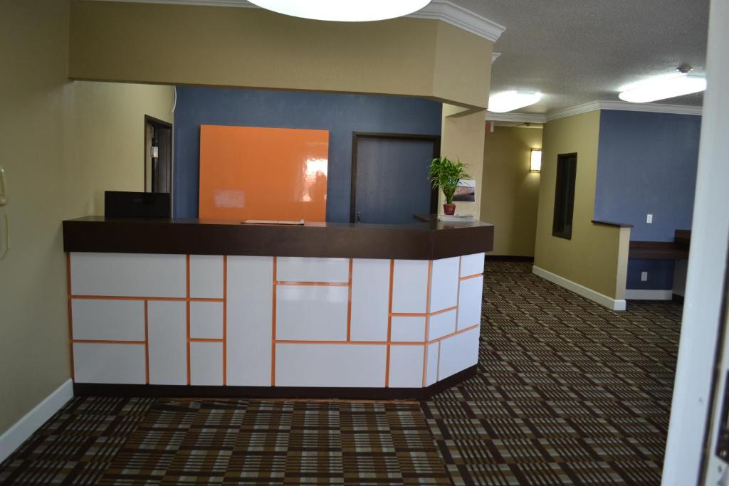 Countryside Inn & Suites - image 5