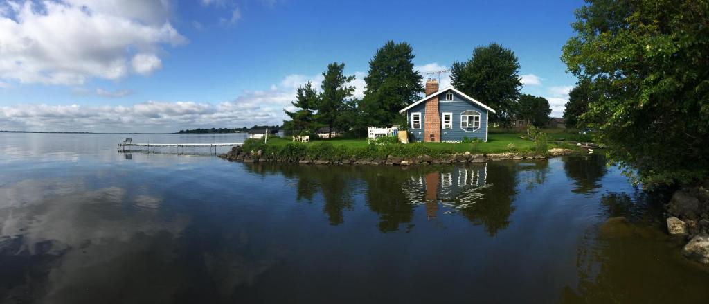 Cozy Fremont Cottage on Lake Poygan and Fishing Dock - main image