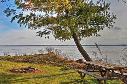 Cozy Fremont Cottage on Lake Poygan and Fishing Dock - image 12