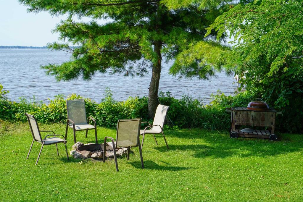 Cozy Fremont Cottage on Lake Poygan and Fishing Dock - image 2