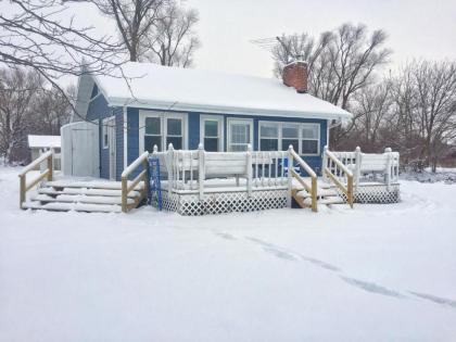 Cozy Fremont Cottage on Lake Poygan and Fishing Dock - image 9