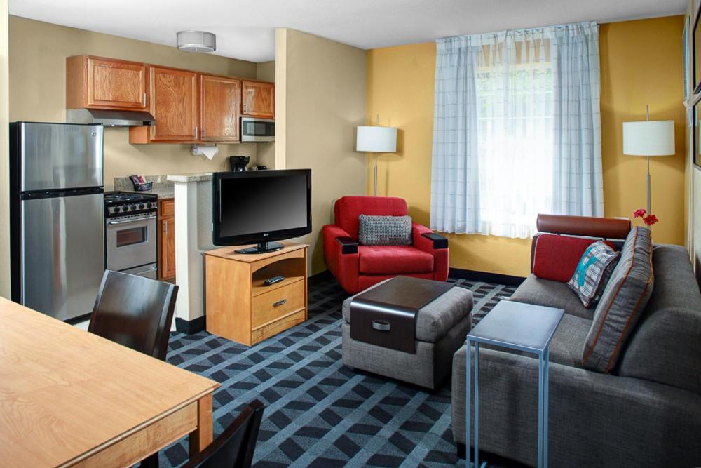 TownePlace Suites Fresno - image 2