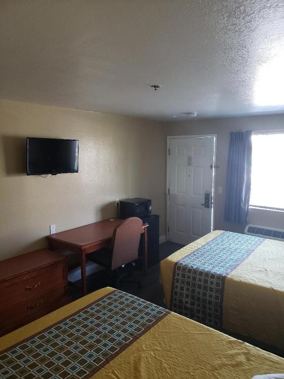 University Inn Fresno - image 2