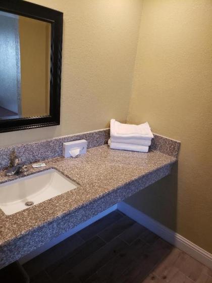 University Inn Fresno - image 7