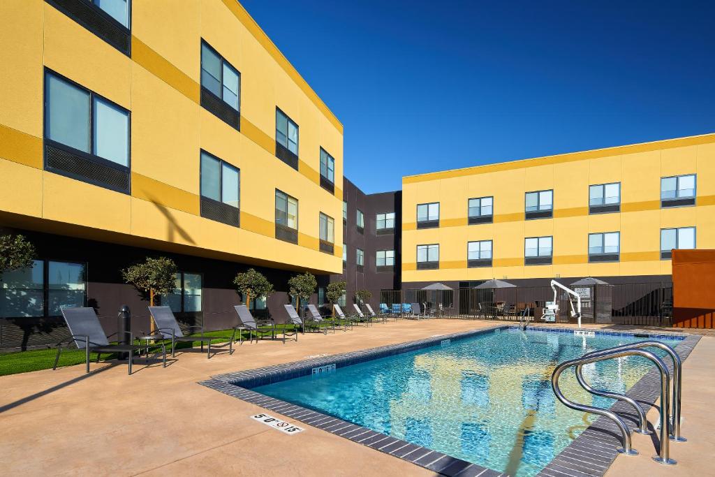 Fairfield Inn & Suites by Marriott Fresno Yosemite International Airport - image 5