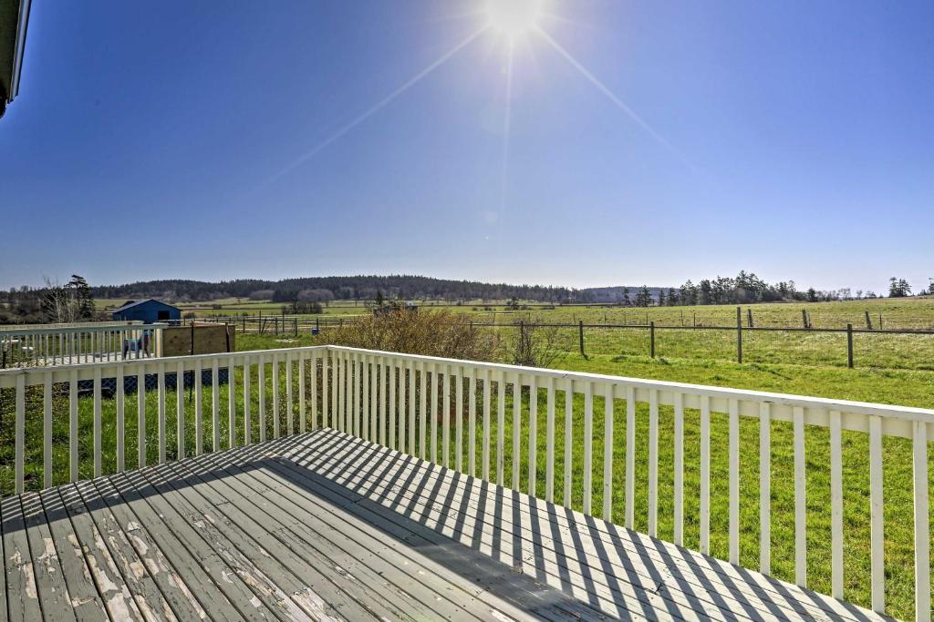 Friday Harbor Apartment with Deck - 4 Mi to Downtown - image 5