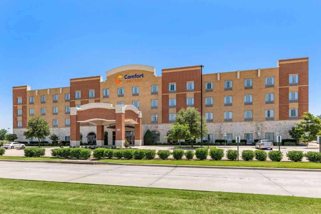 Comfort Suites Frisco - image 3