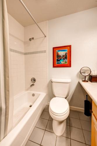 Three-Bedroom Pitkin Townhome - image 2