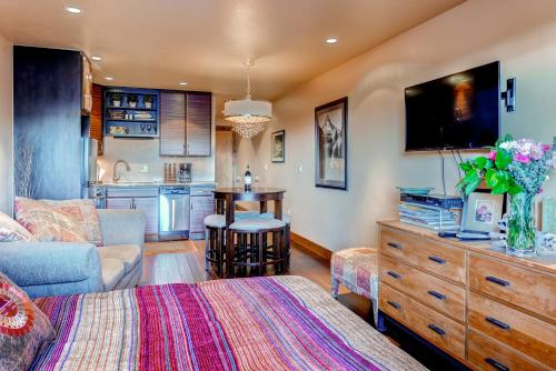 Studio Condo 318 in Historic Frisco at Cedars Lodge - image 5