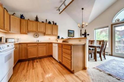 Three-Bedroom Townhome 807B at Lake Point Court - image 2