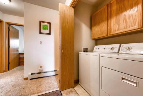 Three-Bedroom Townhome 807B at Lake Point Court - image 3