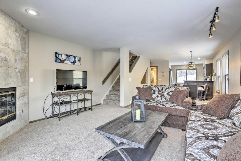 Sleek Frisco Townhome with Views 8 Mi to Copper Mtn - image 2