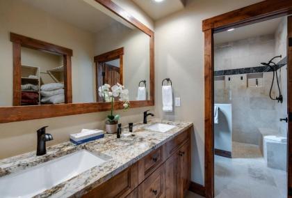 Golden Aspen Retreat Townhome Beautiful Modern Downtown - image 13