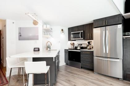 Chic Copper Condo - 4 Min Walk to Lift - Sleeps 6 - image 11