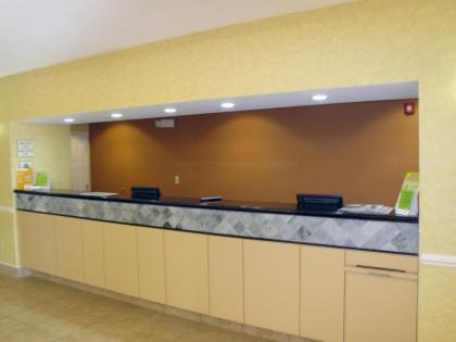 La Quinta Inn & Suites by Wyndham Fultondale - image 15