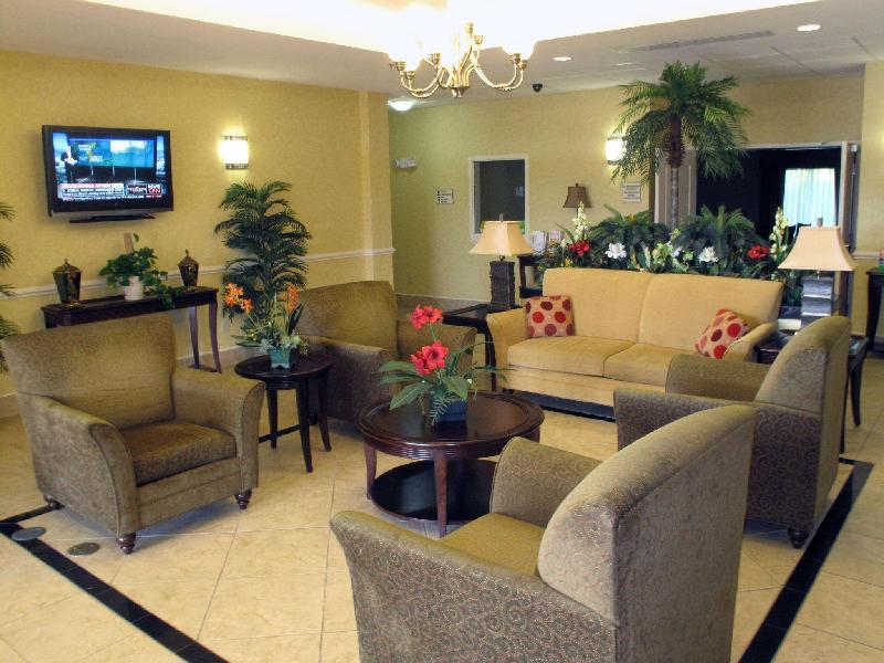 La Quinta Inn & Suites by Wyndham Fultondale - image 2