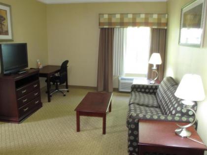 La Quinta Inn & Suites by Wyndham Fultondale - image 4