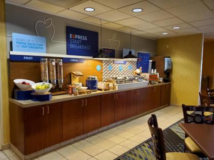 Holiday Inn Express Hotel & Suites Columbus Airport an IHG Hotel - image 12