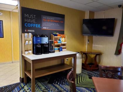 Holiday Inn Express Hotel & Suites Columbus Airport an IHG Hotel - image 9