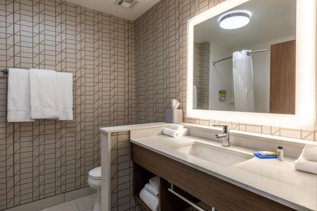 Holiday Inn Express & Suites Gainesville - Lake Lanier Area an IHG Hotel - image 4