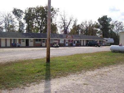 Ozark Plaza Motel - image 1