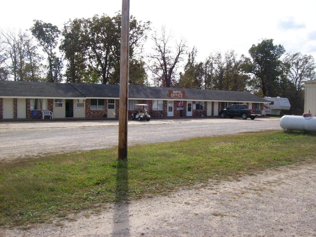 Ozark Plaza Motel - main image