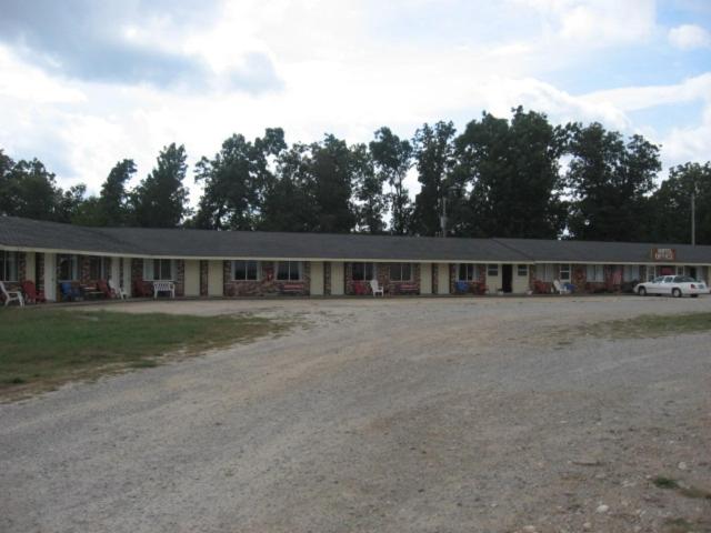 Ozark Plaza Motel - image 2