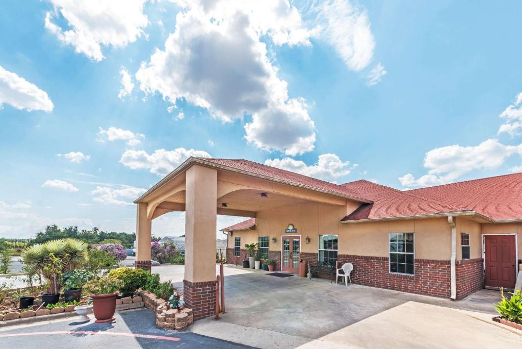 Days Inn by Wyndham Gainesville - main image