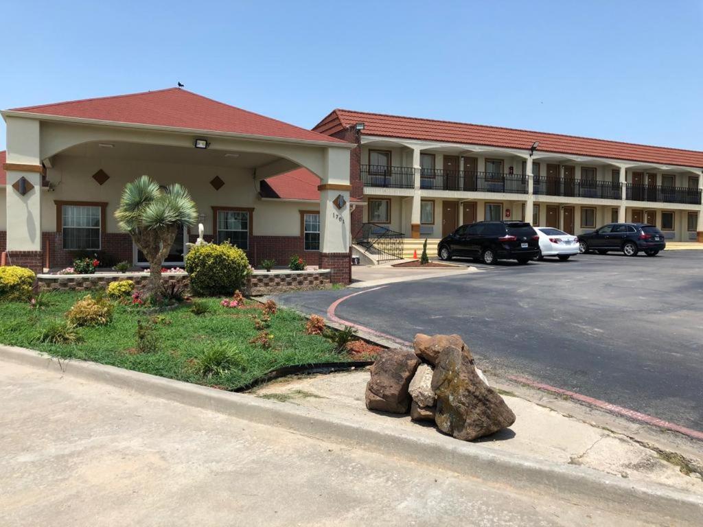 Days Inn by Wyndham Gainesville - image 2