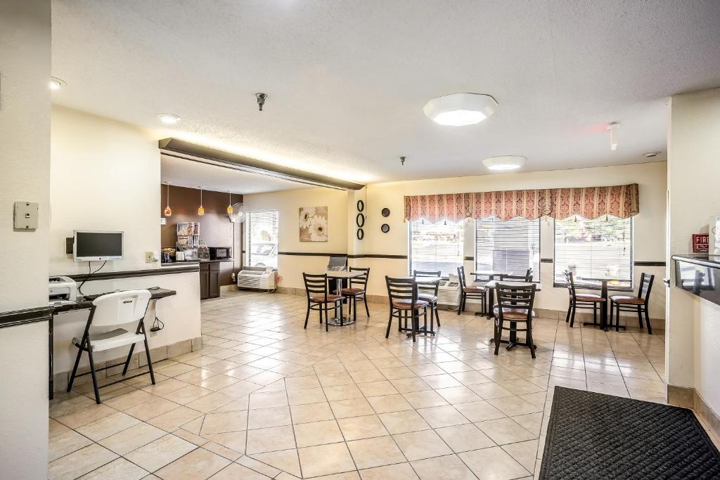 Americas Best Value Inn-Galesburg - image 5