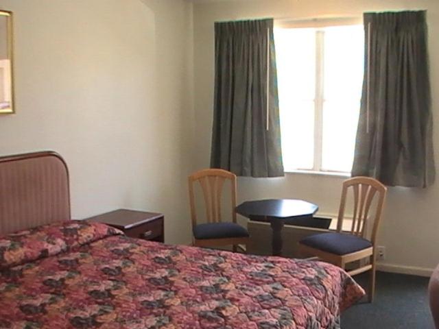 Hometown Inn Galion - image 3