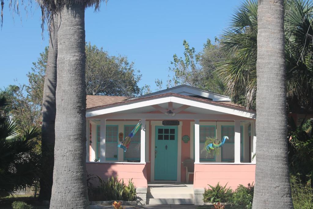 Coronado Palms Coastal Cottage - main image