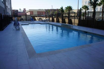 La Quinta Inn & Suites by Wyndham Galveston - image 4