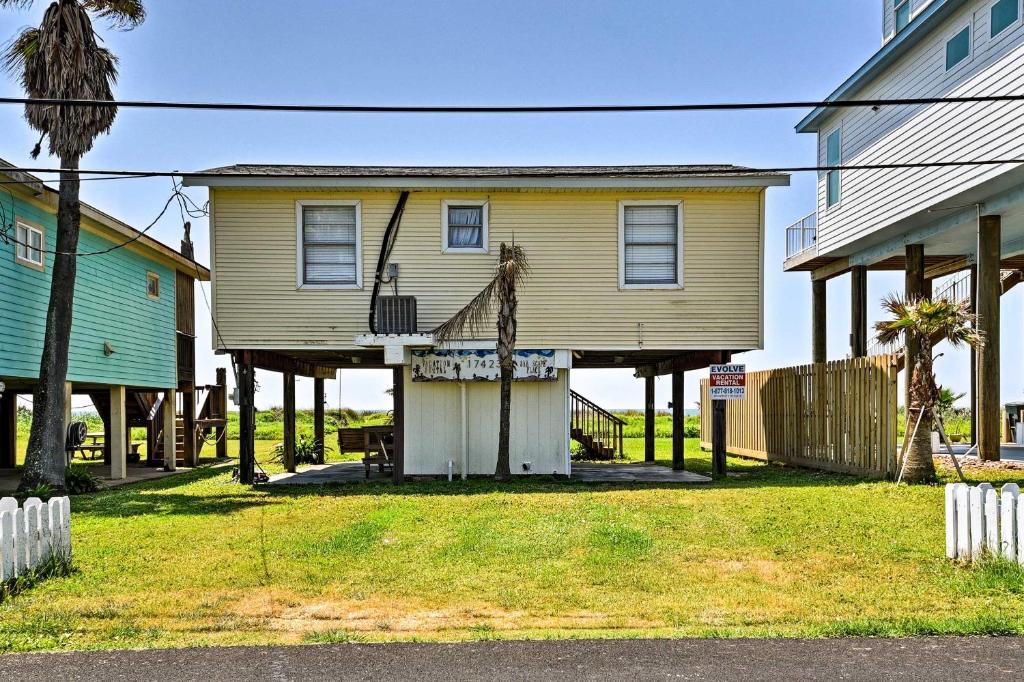 Galveston Beach House with Private Deck and Gulf Views - image 3