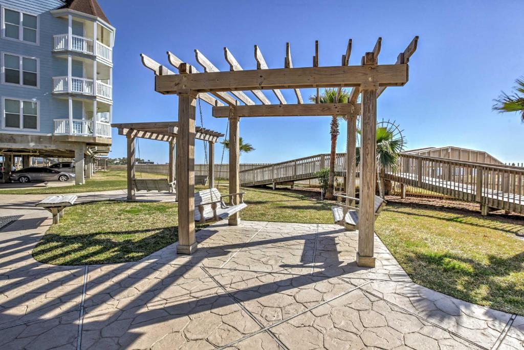 Beachfront Galveston Condo with Pool and Balcony! - image 3