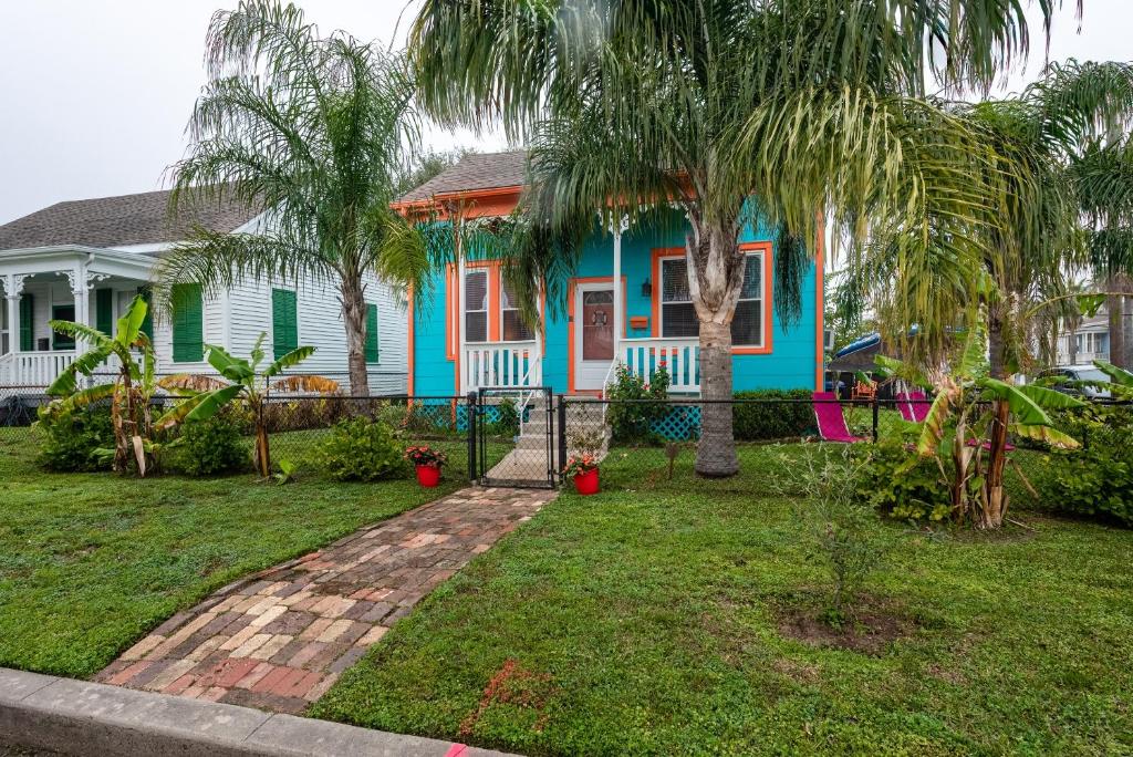 Ocean Blue - Charming Home 6 Blocks from the Beach - main image