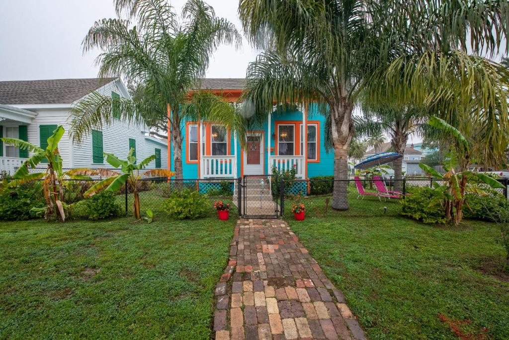 Ocean Blue - Charming Home 6 Blocks from the Beach - image 2