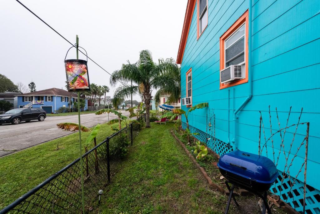 Ocean Blue - Charming Home 6 Blocks from the Beach - image 5