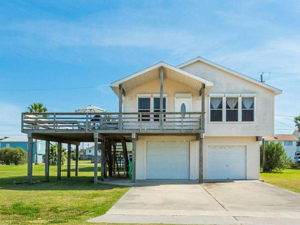 Cute Jamaica Beach Gem with Huge Deck and Pup Friendly Fence - main image