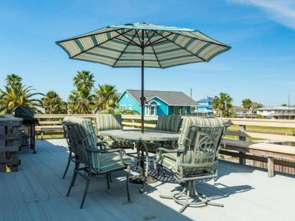 Cute Jamaica Beach Gem with Huge Deck and Pup Friendly Fence - image 2